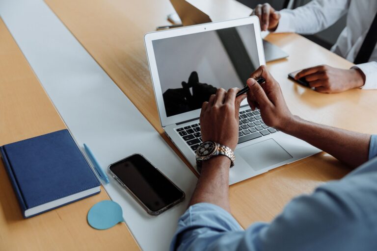 Comment les industries traditionnelles font-elles face aux défis du marketing digital ?