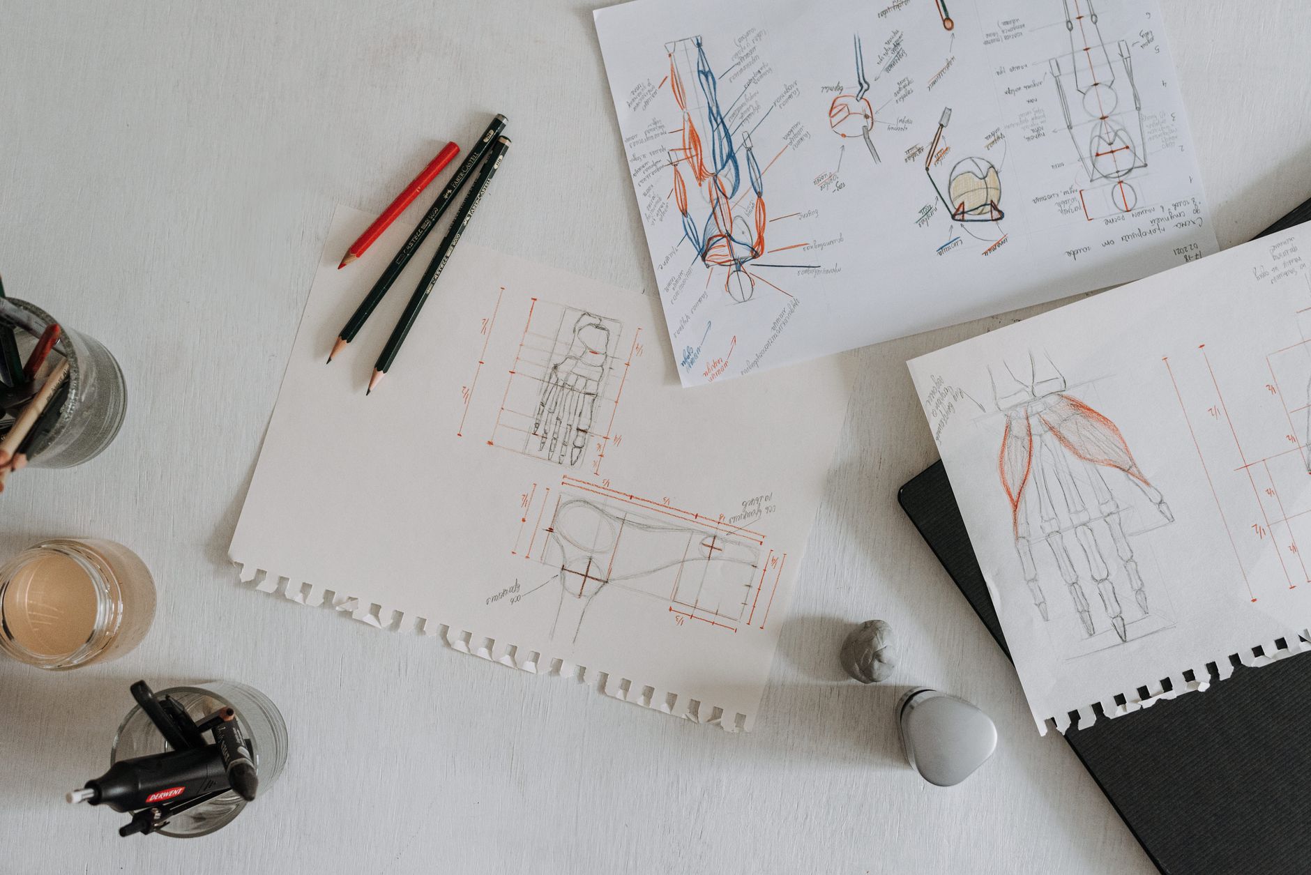 Planches de storyboard dessinées étalées sur un bureau avec des crayons